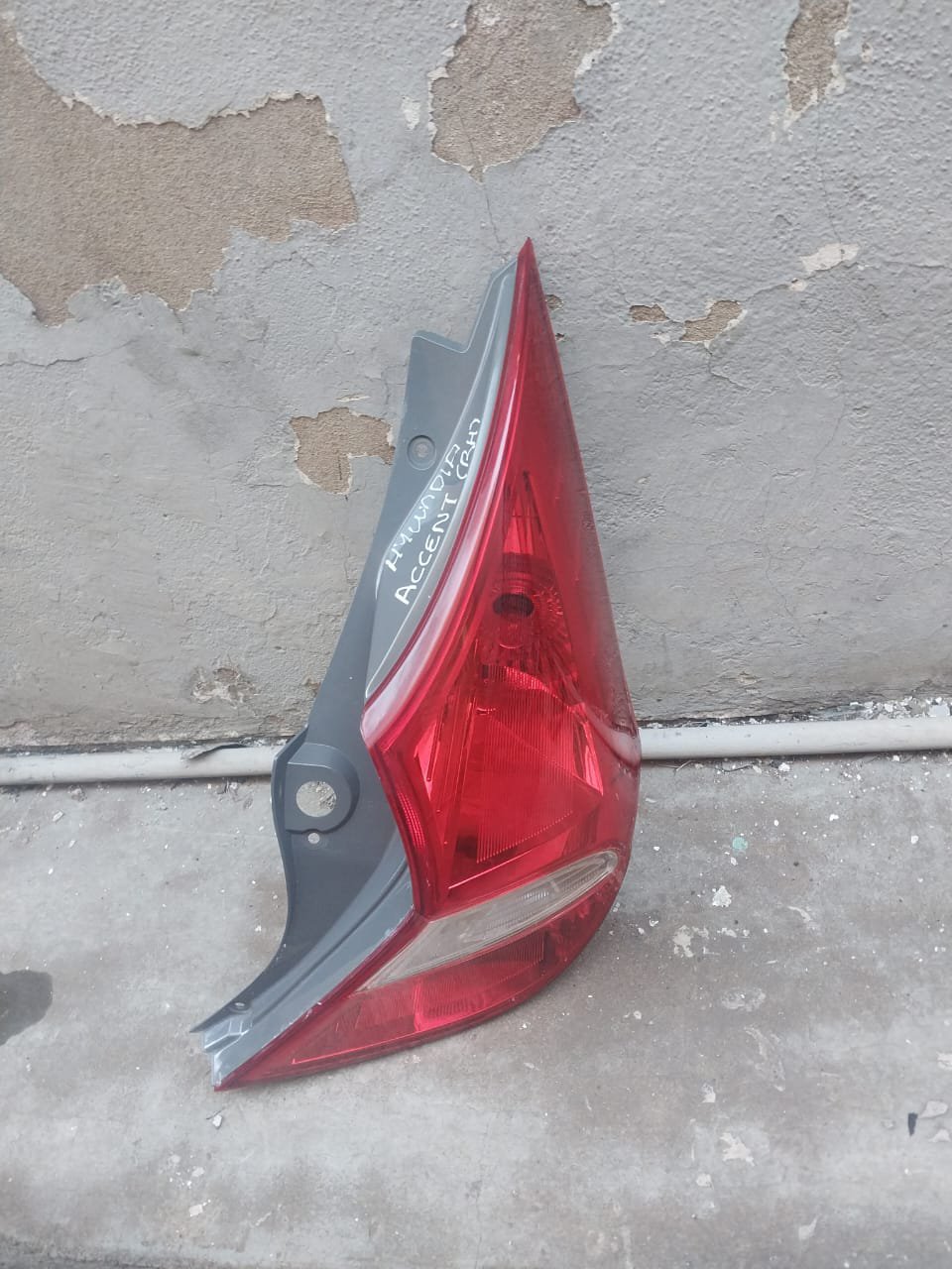 Hyundai Accent Taillight (R) - Image 2