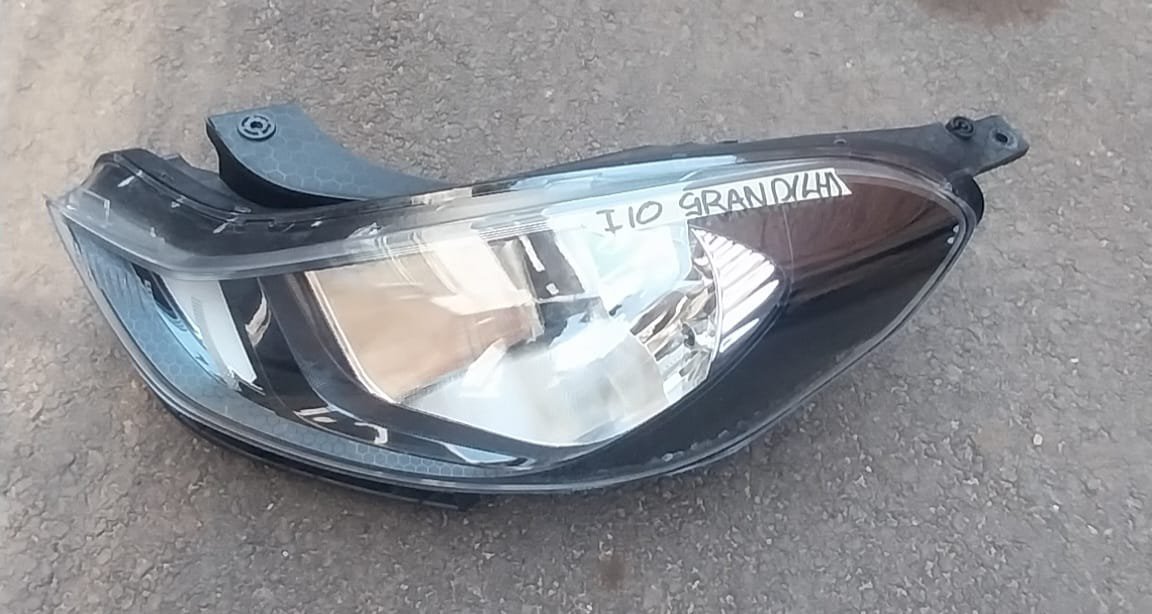 Hyundai Grand i10 left headlight