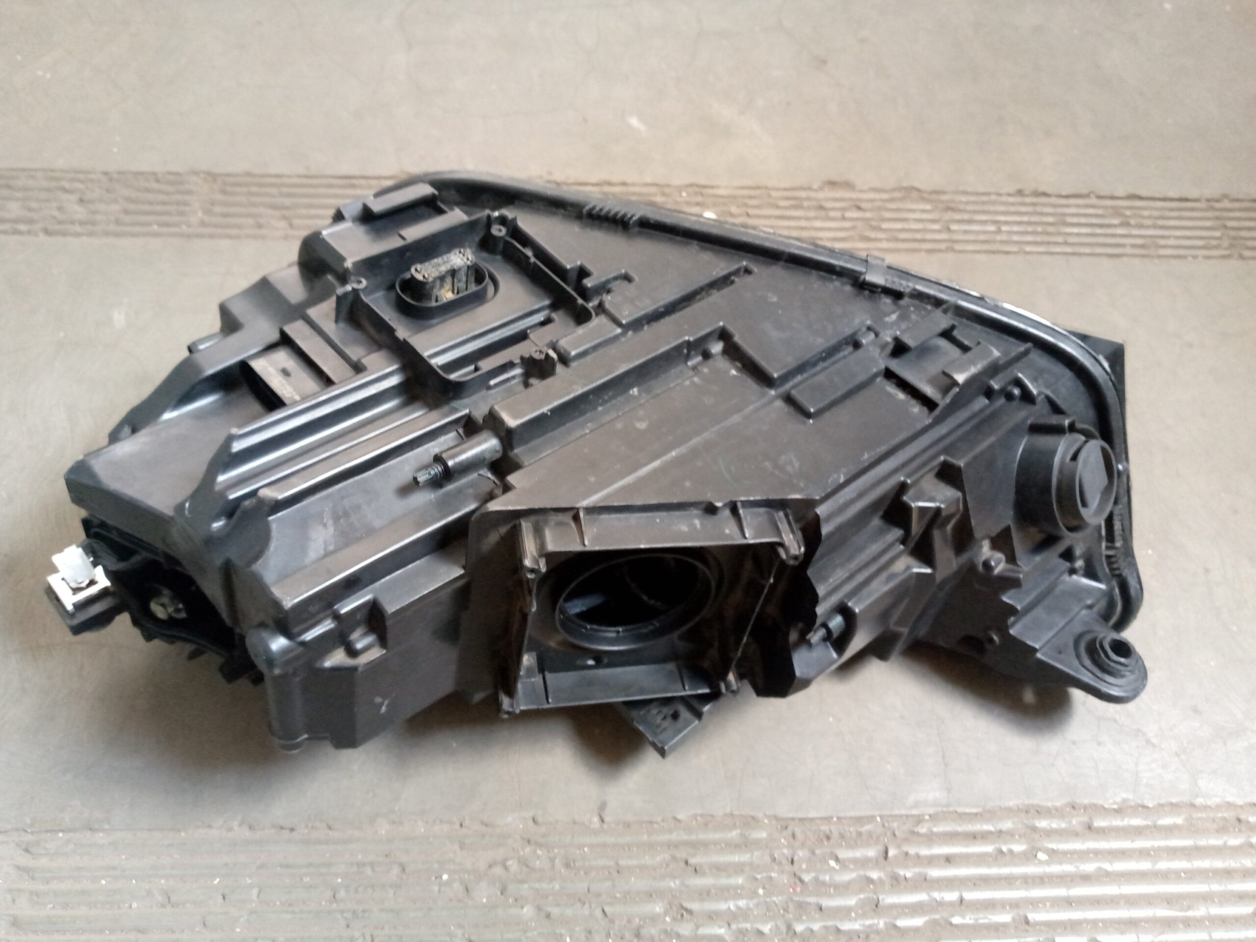 AUDI Q5 2018 right side Headlight - Image 2
