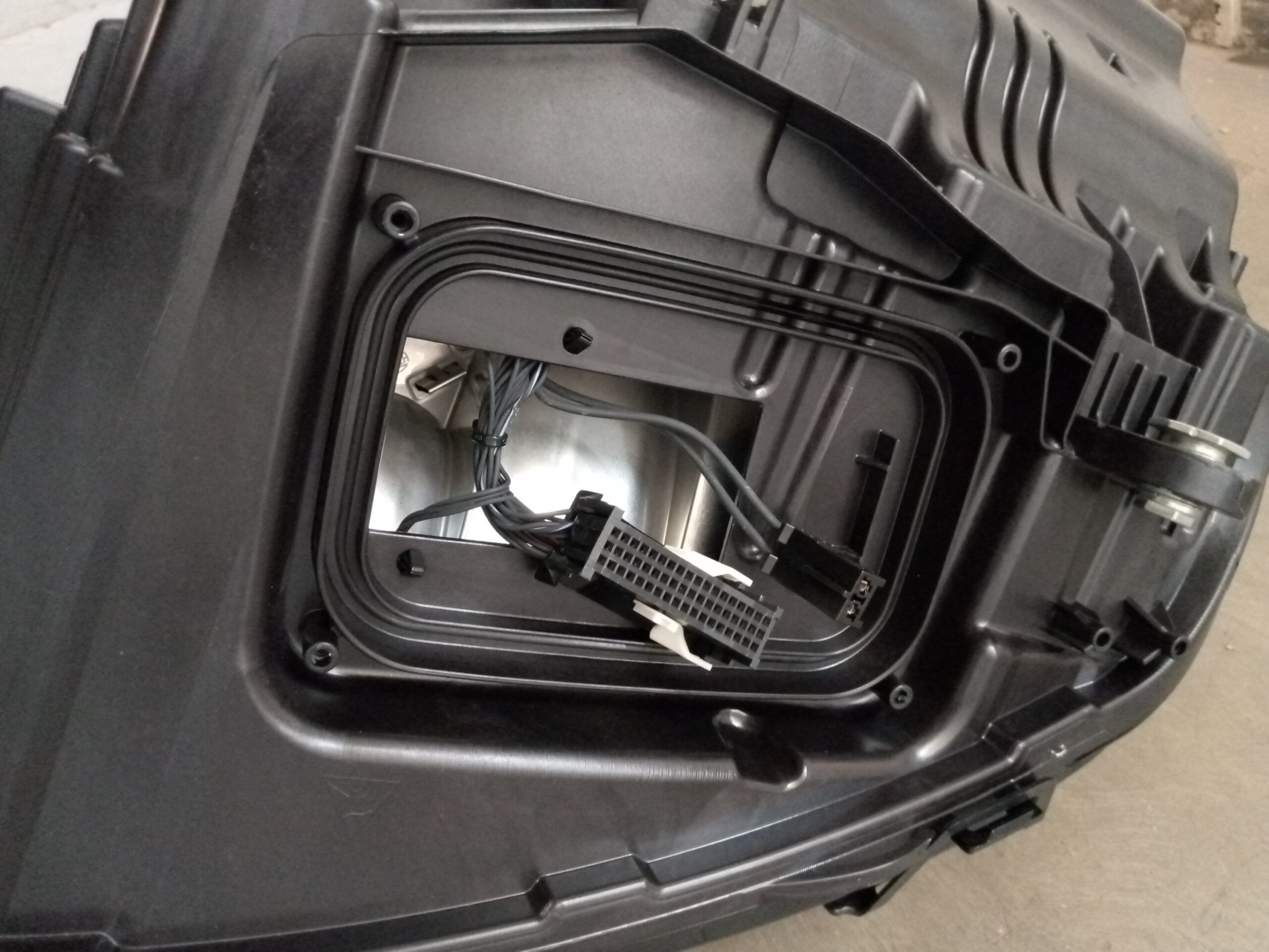 MERCEDES BENZ E_CLASS HEADLIGHT - Image 4