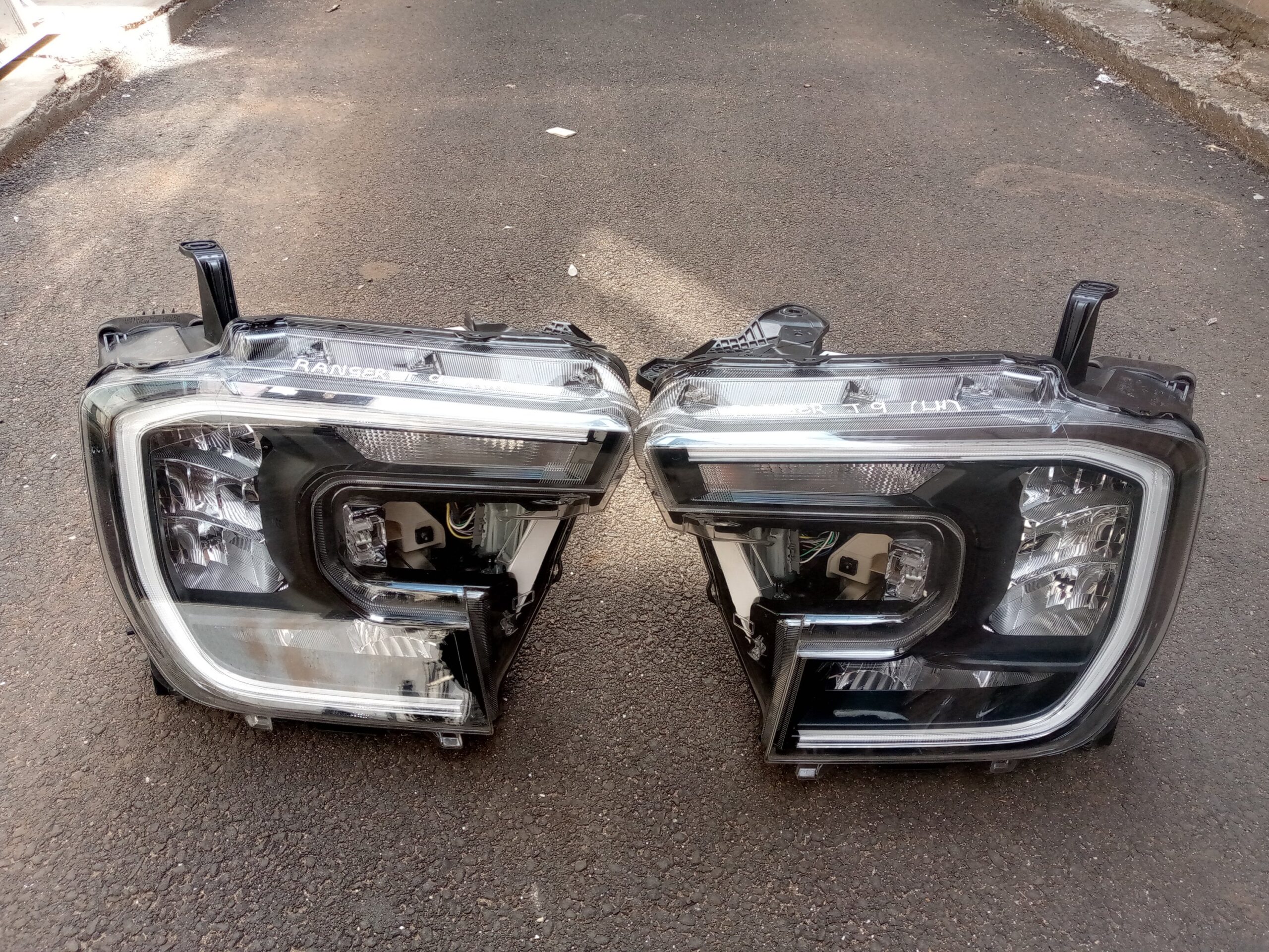 Ford ranger T9 left and right side Headlight - Image 3