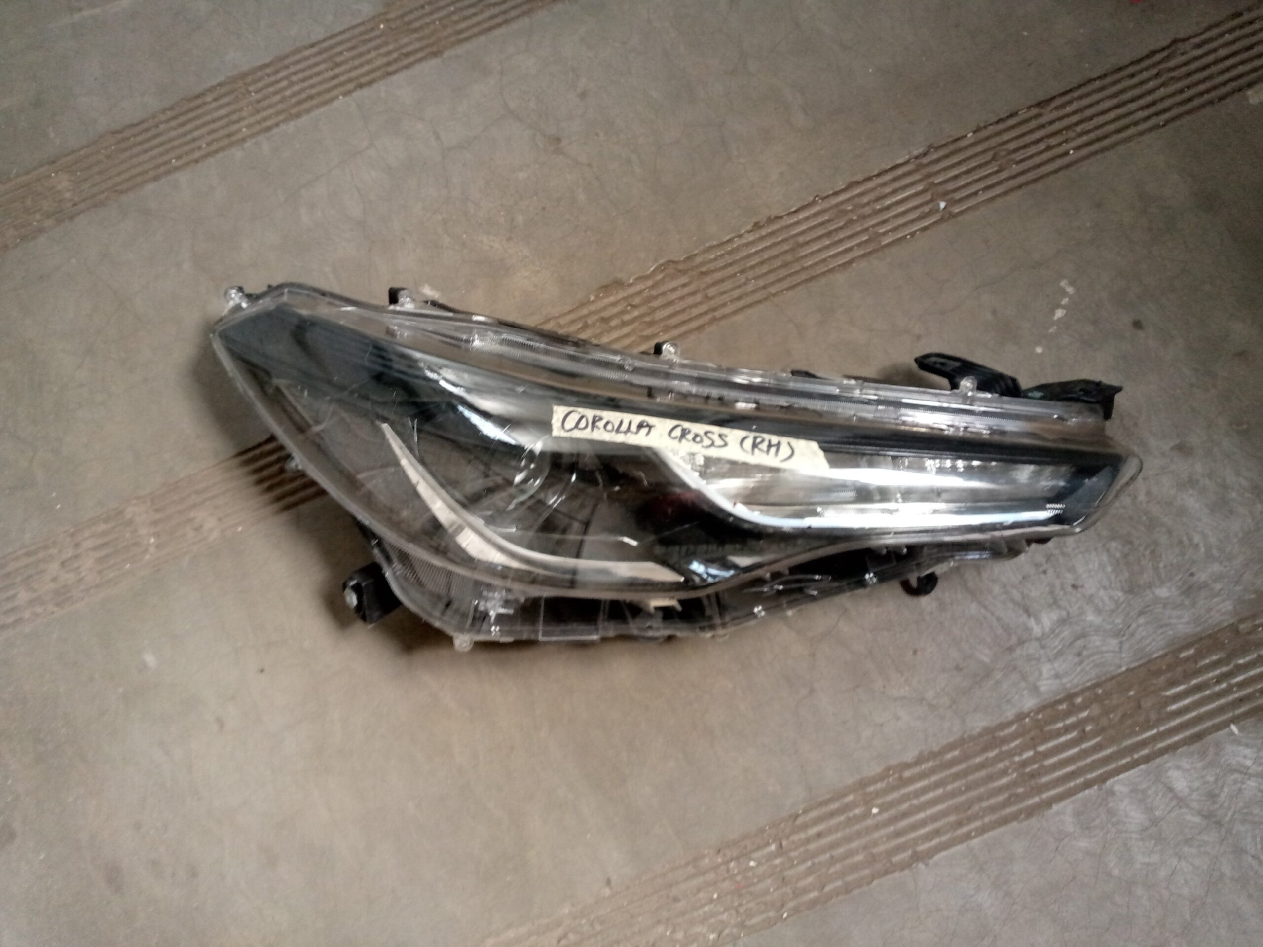 Corolla cross right side Headlight - Image 2