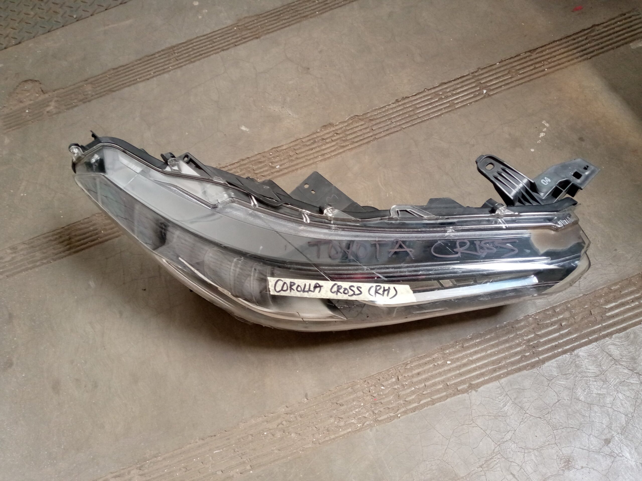 Corolla cross right side Headlight - Image 3