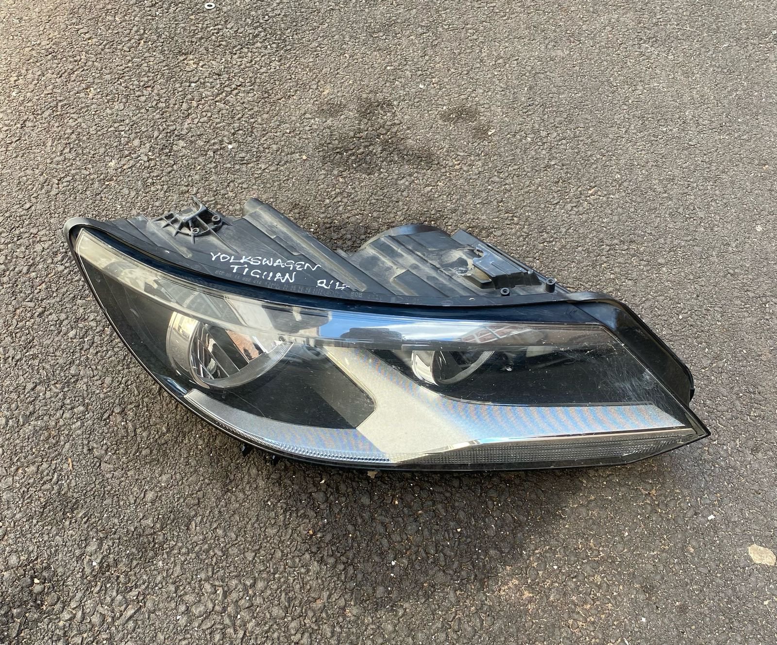 VOLKSWAGEN TIGUAN RIGHT SIDE HEADLIGHT