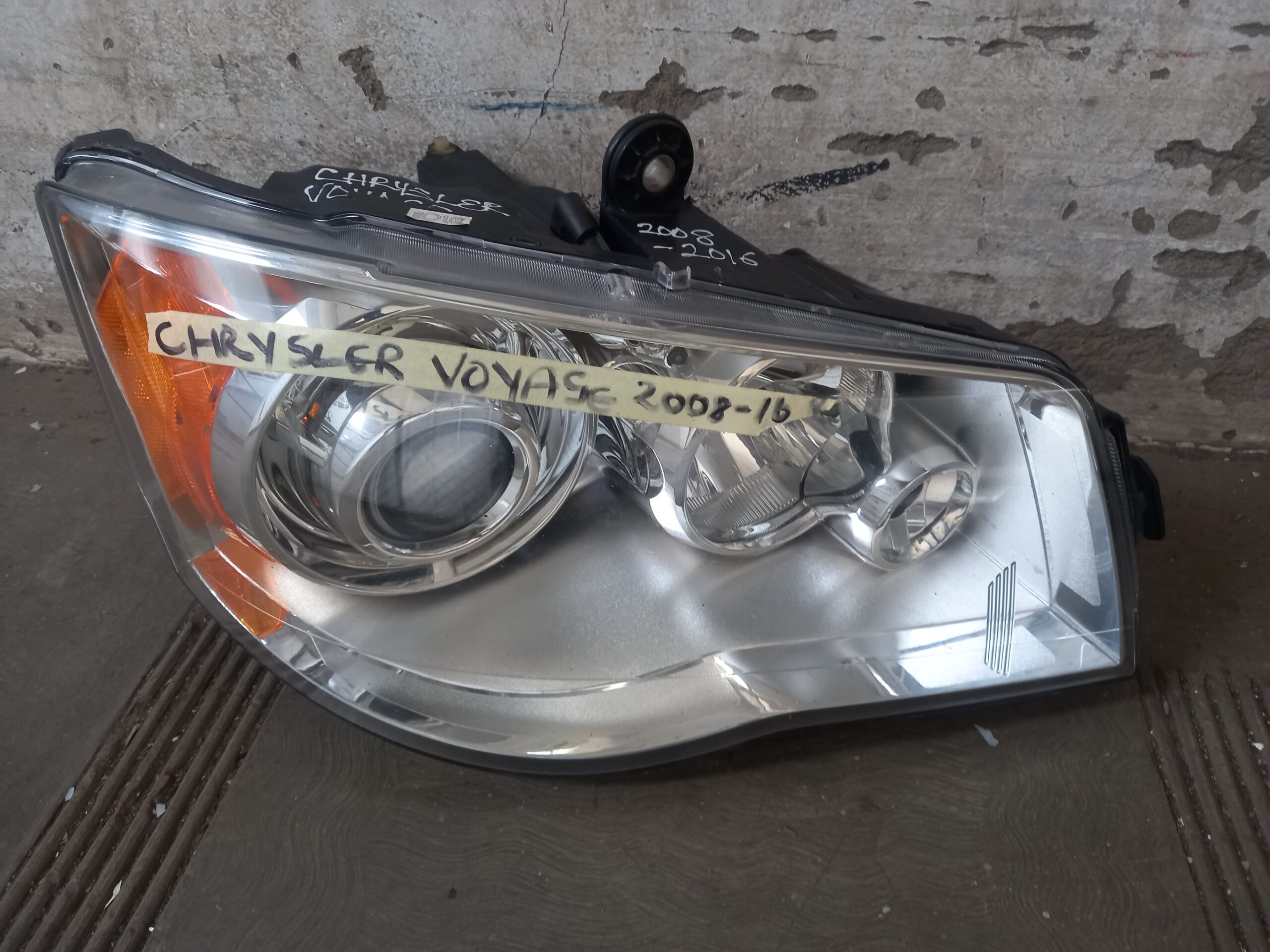 Chrysler Voyager 2000–2016 Right Headlight - Image 2