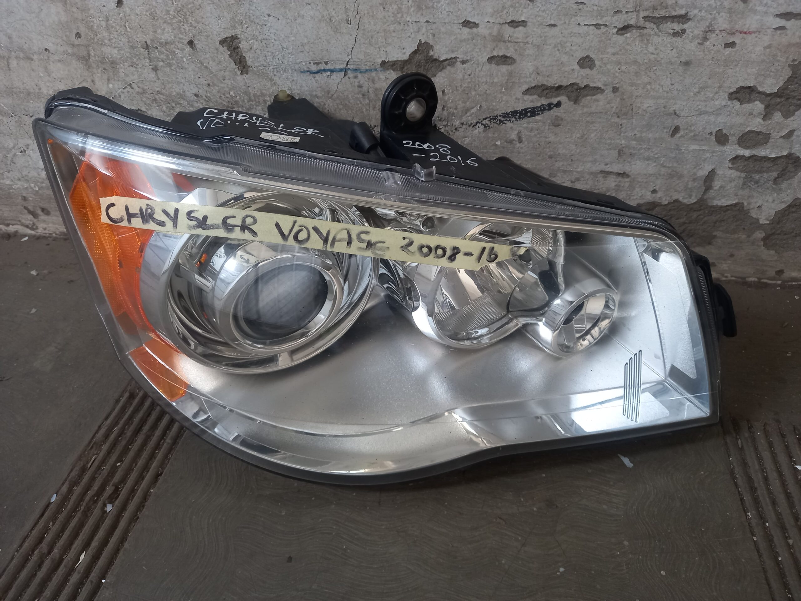 Chrysler Voyager 2000–2016 Right Headlight Replacement