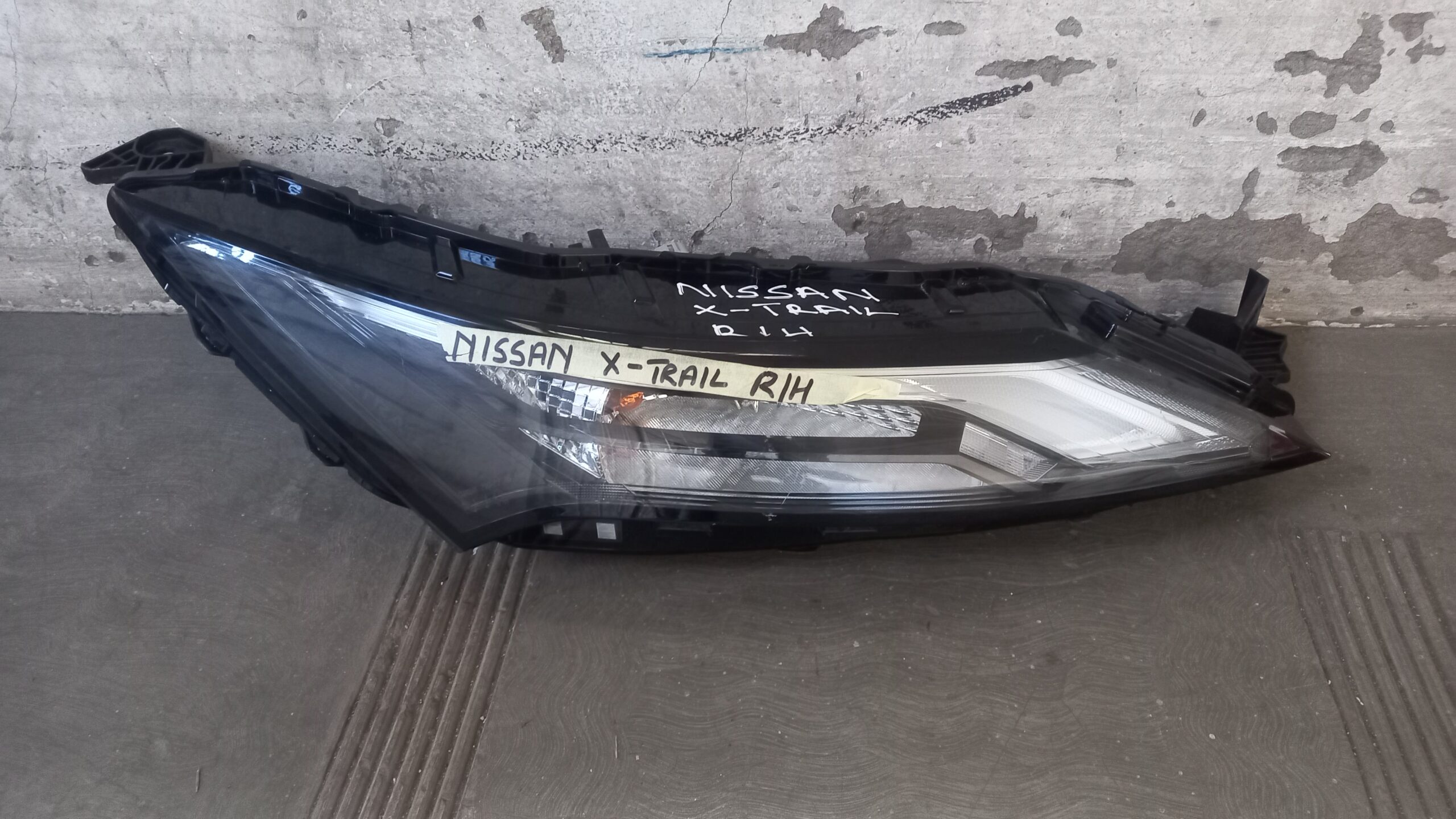 Nissan X-Trail Right Headlight Replacement
