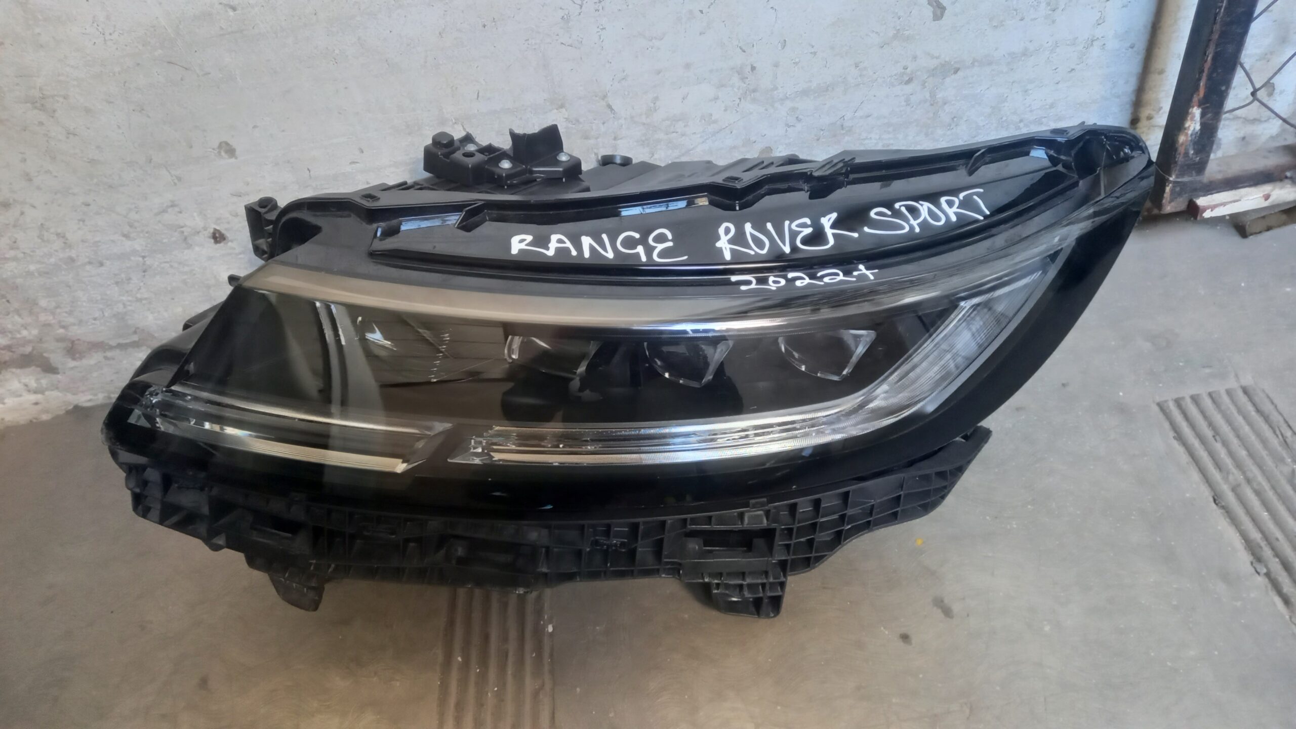 Range Rover Sport 2022+ Left Headlight Replacement