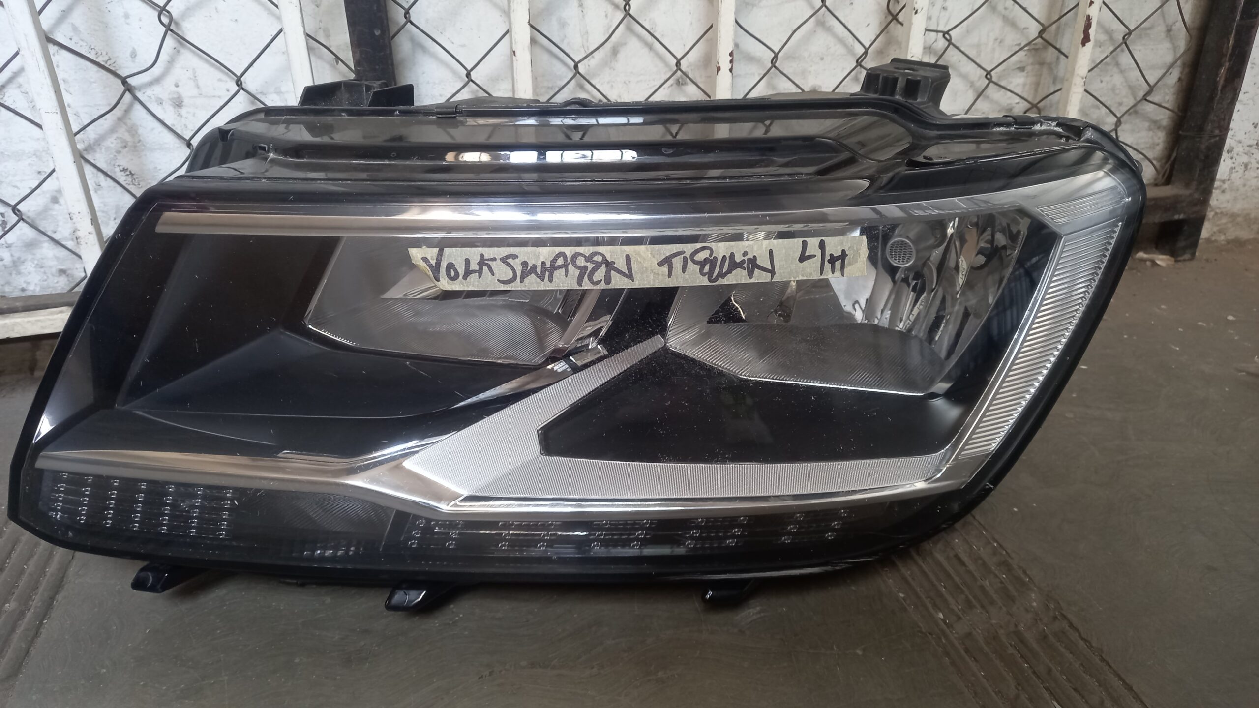 Volkswagen Tiguan Left Headlight Replacement