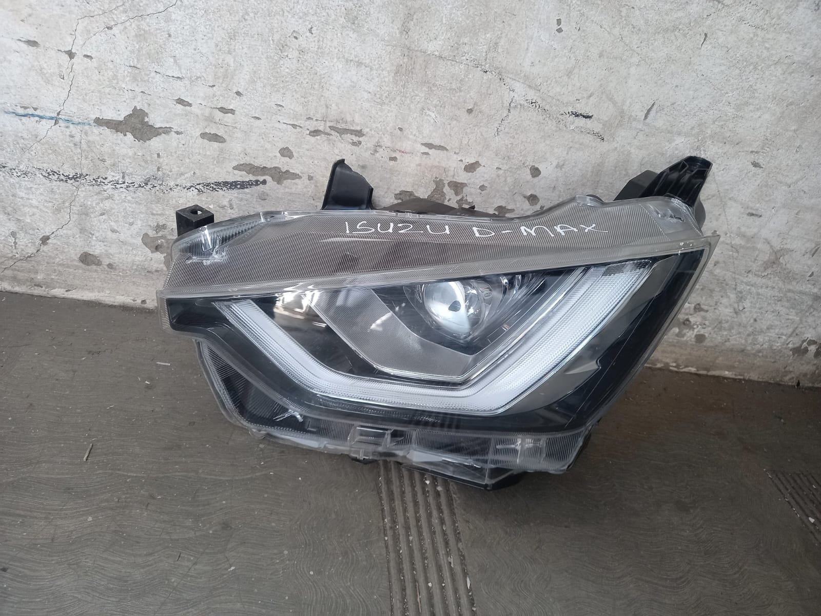 Isuzu D-Max Left Headlight OEM Replacement