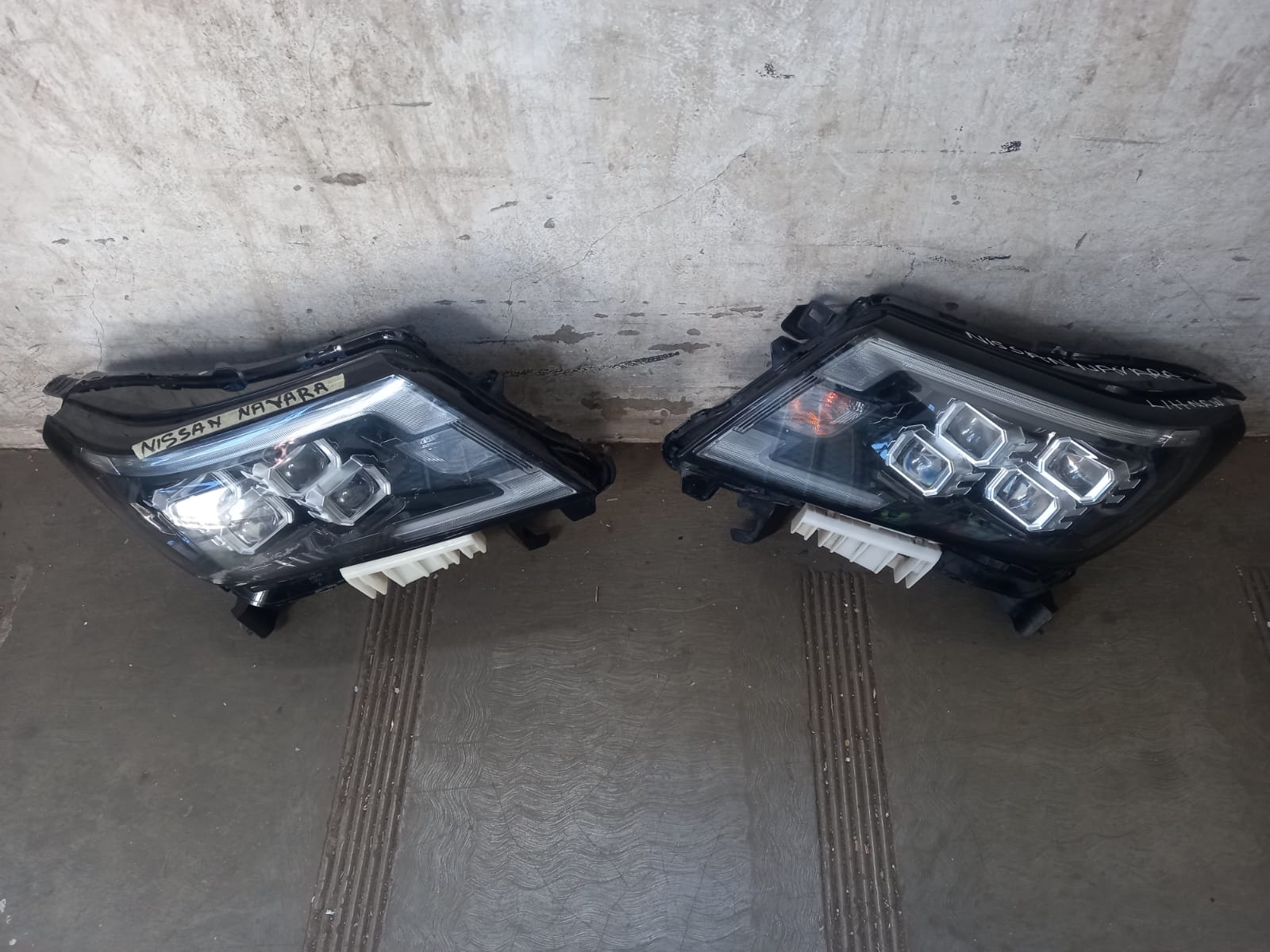 Nissan Navara OEM Replacement Headlights