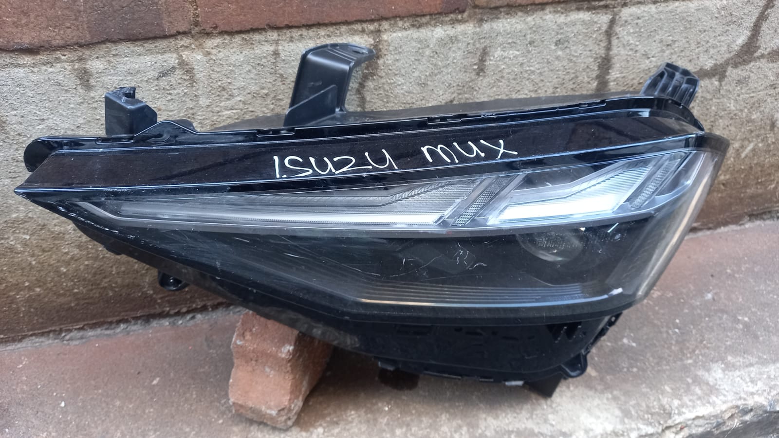 Isuzu MU-X Right Headlight OEM Replacement