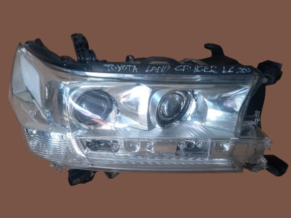 Toyota Land Cruiser LC200 Right Headlight OEM Replacement