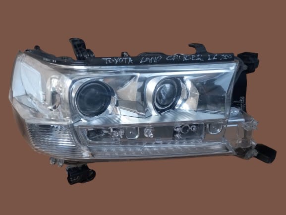Toyota Land Cruiser LC200 2015-2020 Right Headlight Replacement