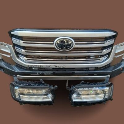 Toyota Land Cruiser grille, lower bumper centre and left and right fog lights 2021–2026.