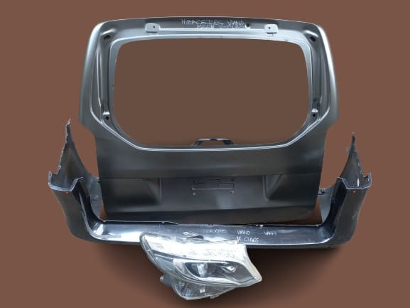 Mercedes Vito W447 Tailgate, Rear Bumper & Right Headlight 2014 - Image 2